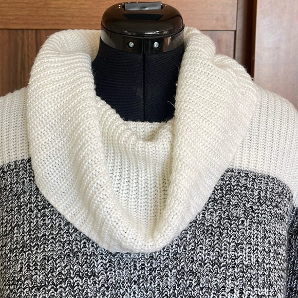 Ladies Sweater - Picture 2 of 3